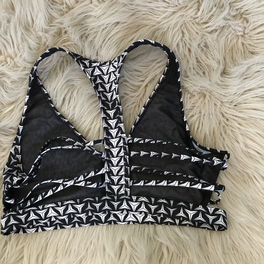 VICTORIA SPORT geometric triangular print and a distinctive strappy racerback| M
